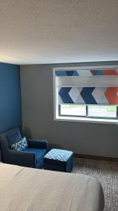 Postel nebo postele na pokoji v ubytování Super 8 by Wyndham Mankato