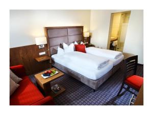 皮茲河谷阿茲爾的住宿－阿勒霍夫酒店，酒店客房,设有两张床和一张沙发