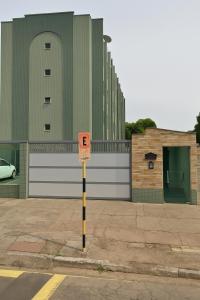 un parquímetro en una calle frente a un edificio en Apartamento com quarto e frigobar, en Santarém