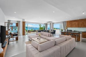 Dapur atau dapur kecil di Luxury Sea View Apartment AB at UniQue Residences