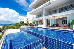 Kolam renang di atau dekat dengan Luxury Sea View Apartment AB at UniQue Residences
