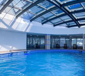 Bazén v ubytování King Suite Panorama Central Hotel nebo v jeho okolí
