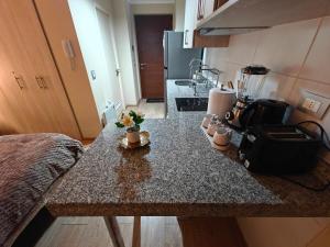 a kitchen with a counter top in a room at Depto centro de chillan con estacionamiento in Chillán