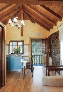 uma sala de estar com uma mesa e uma cozinha em Casa Aurora em Navia