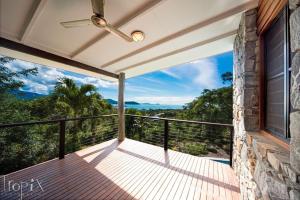 un balcón con vista a las montañas en Private Stone House, en Cannonvale