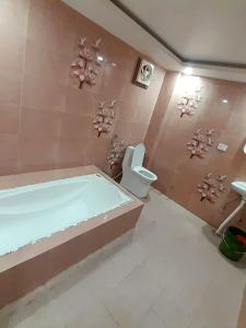 Un baño con bañera y WC. en Hotel The Prince Palace Near Mahabodhi Temple - Wifi and Parking Facilities, en Bodh Gaya 16 fotos más