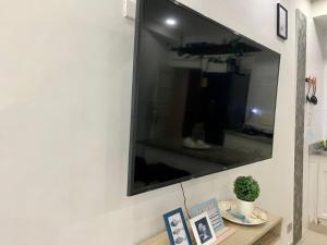 a large mirror on a wall with a table at Hospedaje,Cartagena,Clasicos,Turismocolombia-fit in Cartagena de Indias