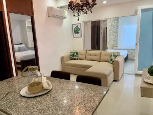 a living room with a couch and a table at Hospedaje,Cartagena,Clasicos,Turismocolombia-fit in Cartagena de Indias