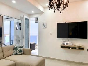 a living room with a couch and a tv on a wall at Hospedaje,Cartagena,Clasicos,Turismocolombia-fit in Cartagena de Indias
