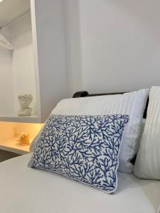 a bed with a blue and white pillow on it at Hospedaje,Cartagena,Clasicos,Turismocolombia-fit in Cartagena de Indias