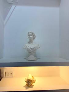a statue of a bust of a woman on a shelf at Hospedaje,Cartagena,Clasicos,Turismocolombia-fit in Cartagena de Indias