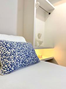 a bed with a blue and white pillow on it at Hospedaje,Cartagena,Clasicos,Turismocolombia-fit in Cartagena de Indias