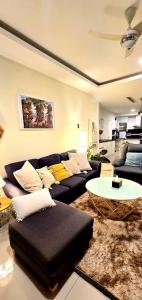 ein Wohnzimmer mit Sofa und Tisch in der Unterkunft #MyHighlandGetaway at OmniCassia Cameron Highlands in Cameron Highlands