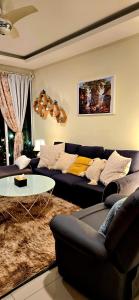 ein Wohnzimmer mit Sofa und Tisch in der Unterkunft #MyHighlandGetaway at OmniCassia Cameron Highlands in Cameron Highlands