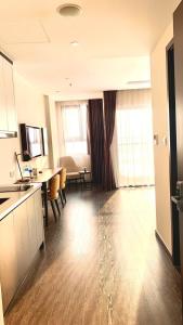 a kitchen and living room with a table and chairs at Homestay Sapphire S2 Hạ Long - Tầng 25 - 31 - 2 phòng ngủ in Ha Long