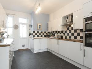 Η κουζίνα ή μικρή κουζίνα στο Moonbeam House