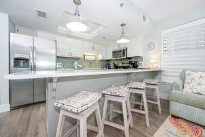 Η κουζίνα ή μικρή κουζίνα στο Phoenix I 1048 condo