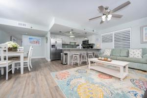 Η κουζίνα ή μικρή κουζίνα στο Phoenix I 1048 condo