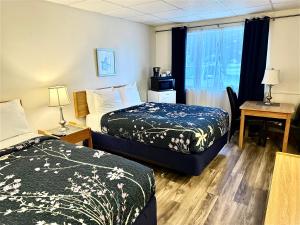 Postel nebo postele na pokoji v ubytování Skaneateles Inn on 20