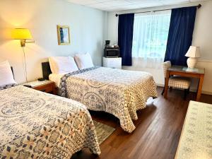 Postel nebo postele na pokoji v ubytování Skaneateles Inn on 20