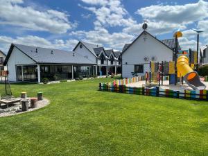 辛安诺泽蒂Amelia Resort的院子里的游乐场