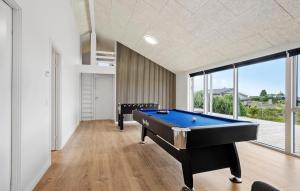Meja biliard di Gorgeous Home In Faaborg With Wifi