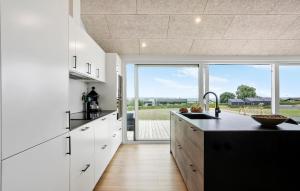 Dapur atau dapur kecil di Gorgeous Home In Faaborg With Wifi