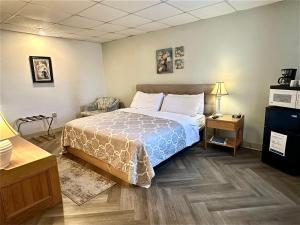 Postel nebo postele na pokoji v ubytování Skaneateles Inn on 20 + 16 fotografií