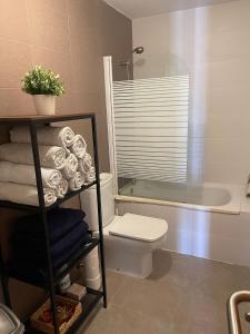 Un baño con inodoro, ducha y bañera. en Capital Seaview, en Carboneras 21 fotos más