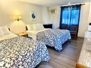 Postel nebo postele na pokoji v ubytování Skaneateles Inn on 20