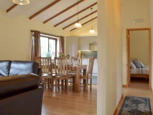 ein Esszimmer und eine Küche mit Tisch und Stühlen in der Unterkunft Caws Cottage - Lancych in Cenarth