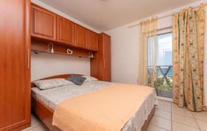 Katil atau katil-katil dalam bilik di 1 Bedroom Nice Apartment In Pakostane