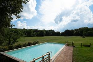 索维奇勒Historic Villa With Pool In Siena Hills的一个带长凳的游泳池,位于田野旁 更多26张照片