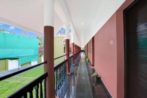 可瓦兰Hotel O Ocean Queen Palace Hotel的带有网球场的建筑物的走廊