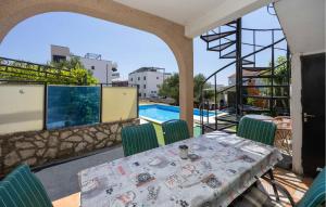 Bazén v ubytování Two-Bedroom Apartment In Okrug Gornji nebo v jeho okolí