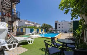 Bazén v ubytování Two-Bedroom Apartment In Okrug Gornji nebo v jeho okolí