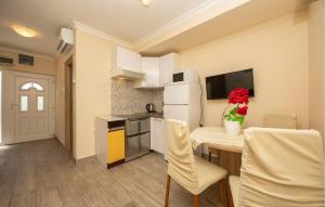 Kuchyň nebo kuchyňský kout v ubytování Two-Bedroom Apartment In Okrug Gornji