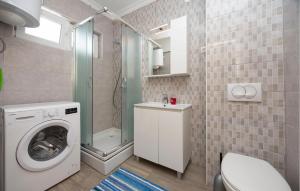 Koupelna v ubytování Two-Bedroom Apartment In Okrug Gornji