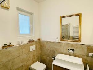 Ένα μπάνιο στο Romantic House by Lake Maggiore with Garden