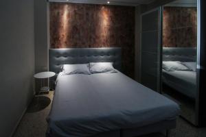 1 dormitorio con 1 cama grande y espejo en Villa Oldrado, en Cantù