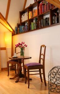 uma mesa e uma cadeira com um vaso de flores em Haus Winkelchen em Cochem
