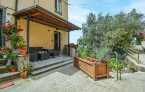 dom z ogrodem z kwiatami i roślinami w obiekcie 2 Bedroom Gorgeous Home In Bonassola w mieście Bonassola