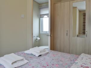 Ένα ή περισσότερα κρεβάτια σε δωμάτιο στο Neuadd Wen Cottages - Porthdy Crey R Wen