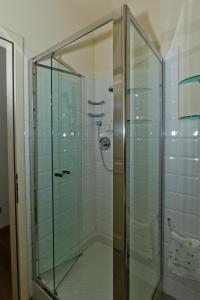 y baño con ducha y puerta de cristal. en Cascina Vecchia Bellaria B&B en Bellaria-Igea Marina