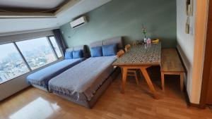 首尔Hongdae Guesthouse4 - 1min from Hongik Uni station Exit #1的窗户房间里一张床铺和一张桌子