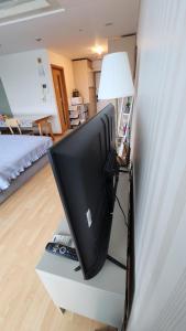 Hongdae Guesthouse4 - 1min from Hongik Uni station Exit #1的电视和/或娱乐中心