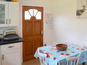 Bydand Cottage في Melness: مطبخ مع طاولة عليها صحن
