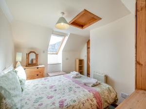 En eller flere senge i et værelse på Stonefield Farm Cottage