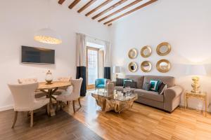A seating area at BiBo Suites Oro del Darro