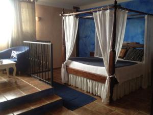 A bed or beds in a room at Hotel Sierra Quilama